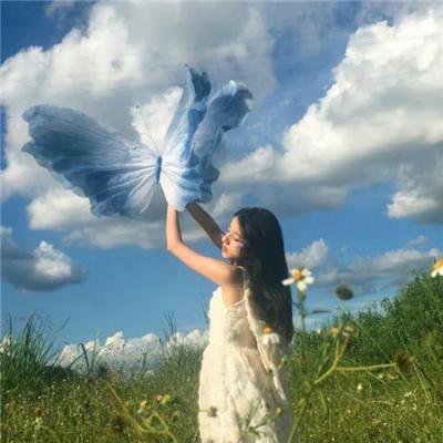 当她换上泳衣
